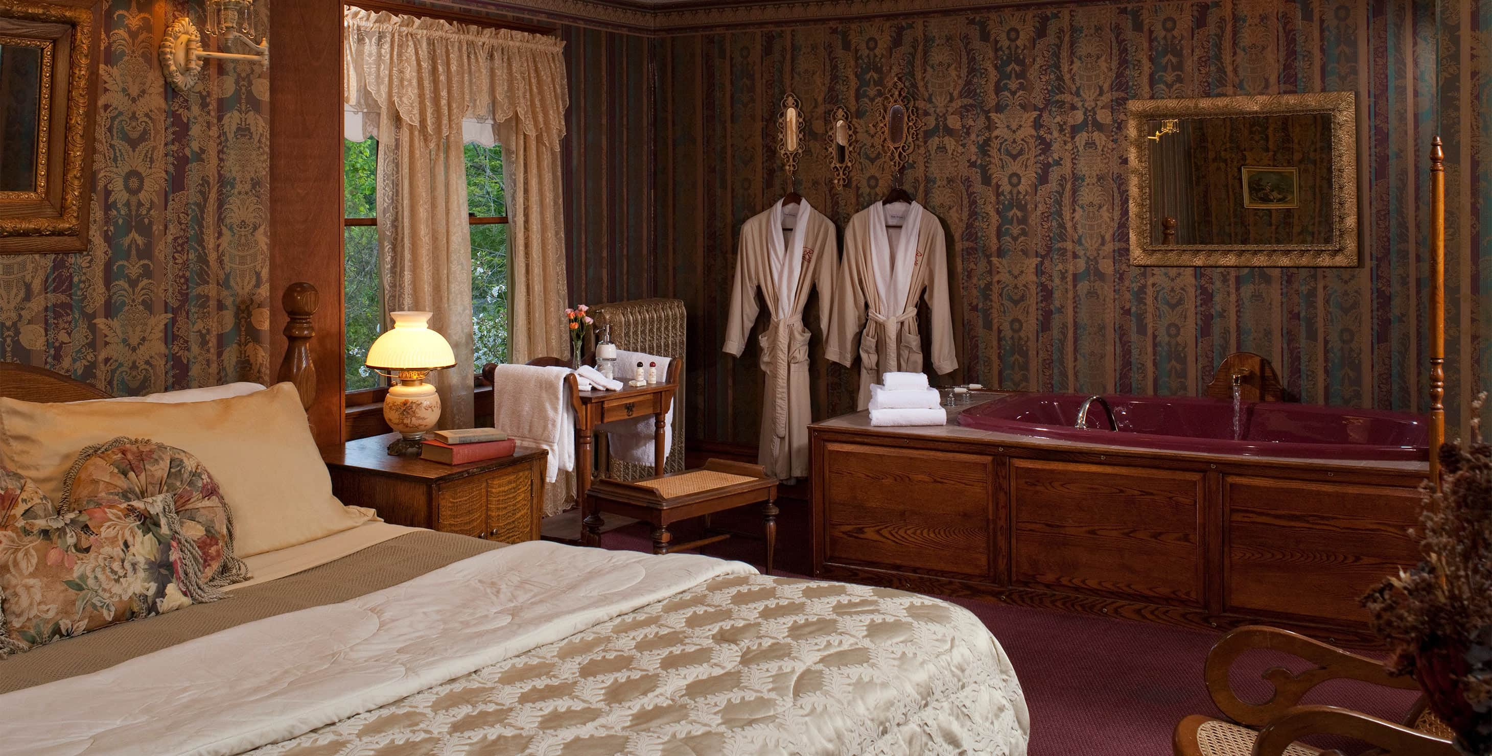 King Bed and whirlpool tub in Rittenhouse Cottage