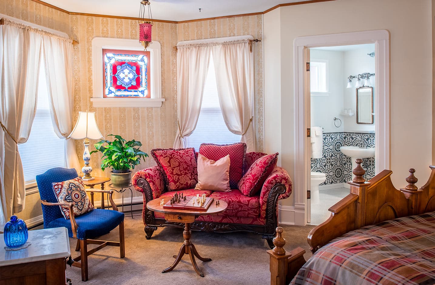 Sitting area in Room IV with view into bathroom