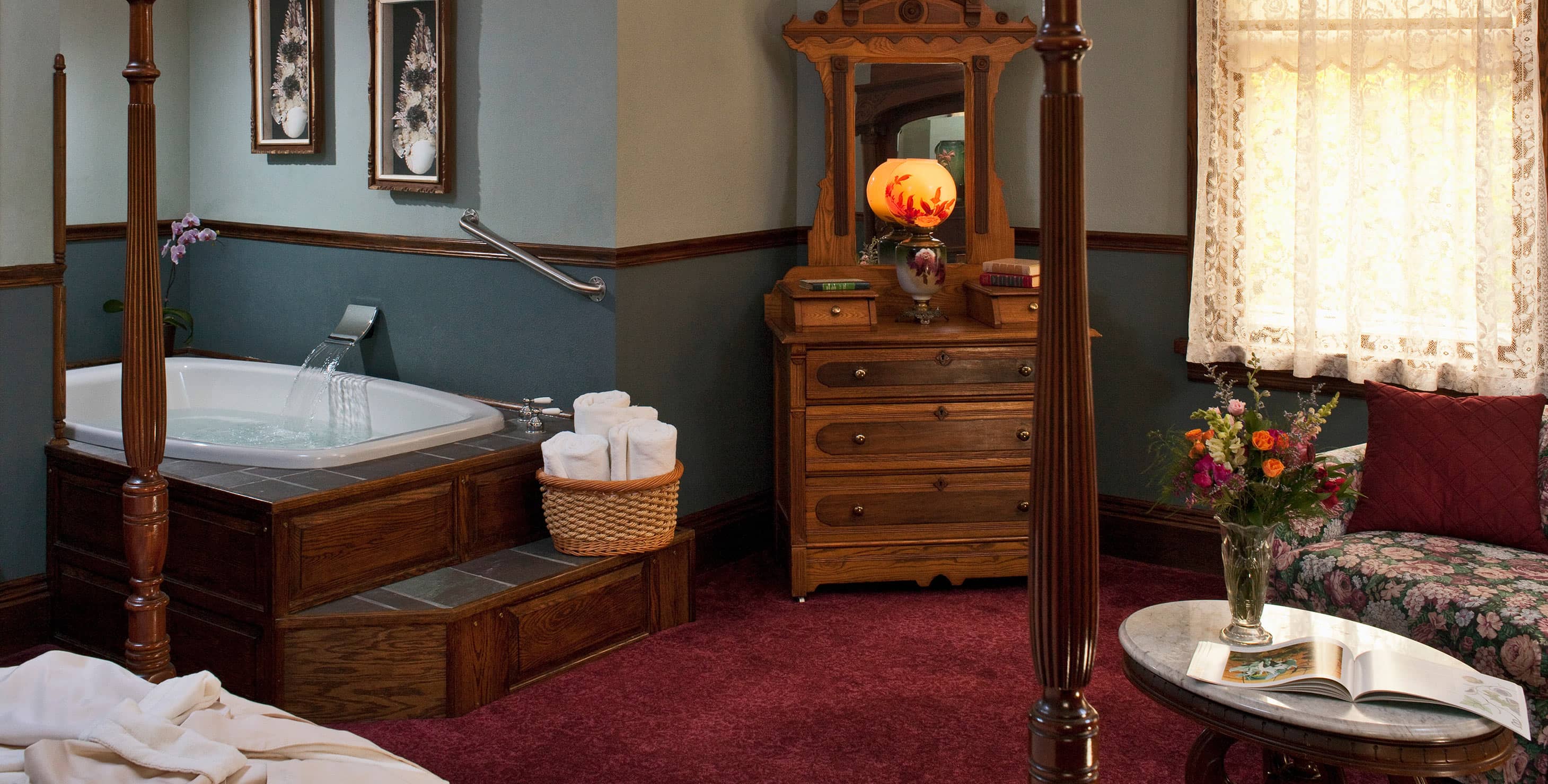 Spa Tub and couch in room V