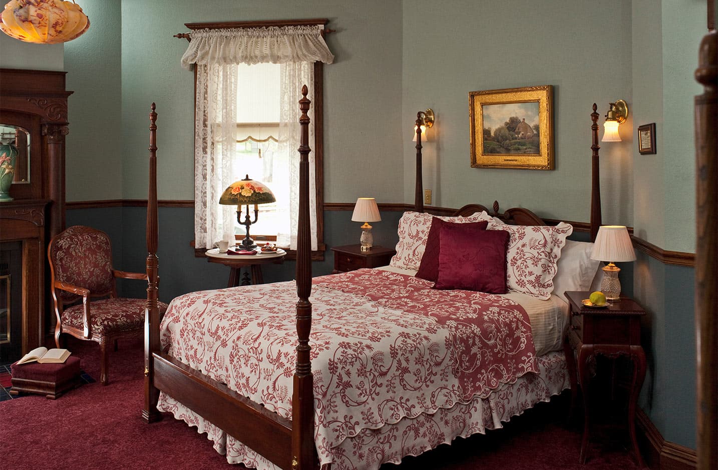 Four poster bed in Room V